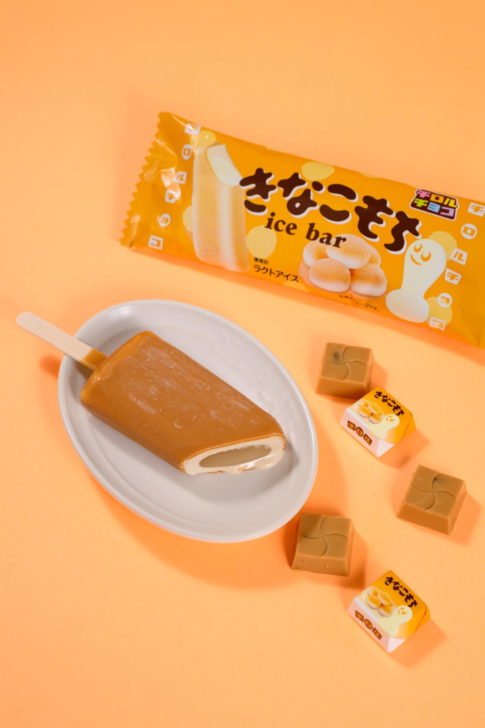 きなこ風味のコーティングの内側にアイスともちソースが重なる断面