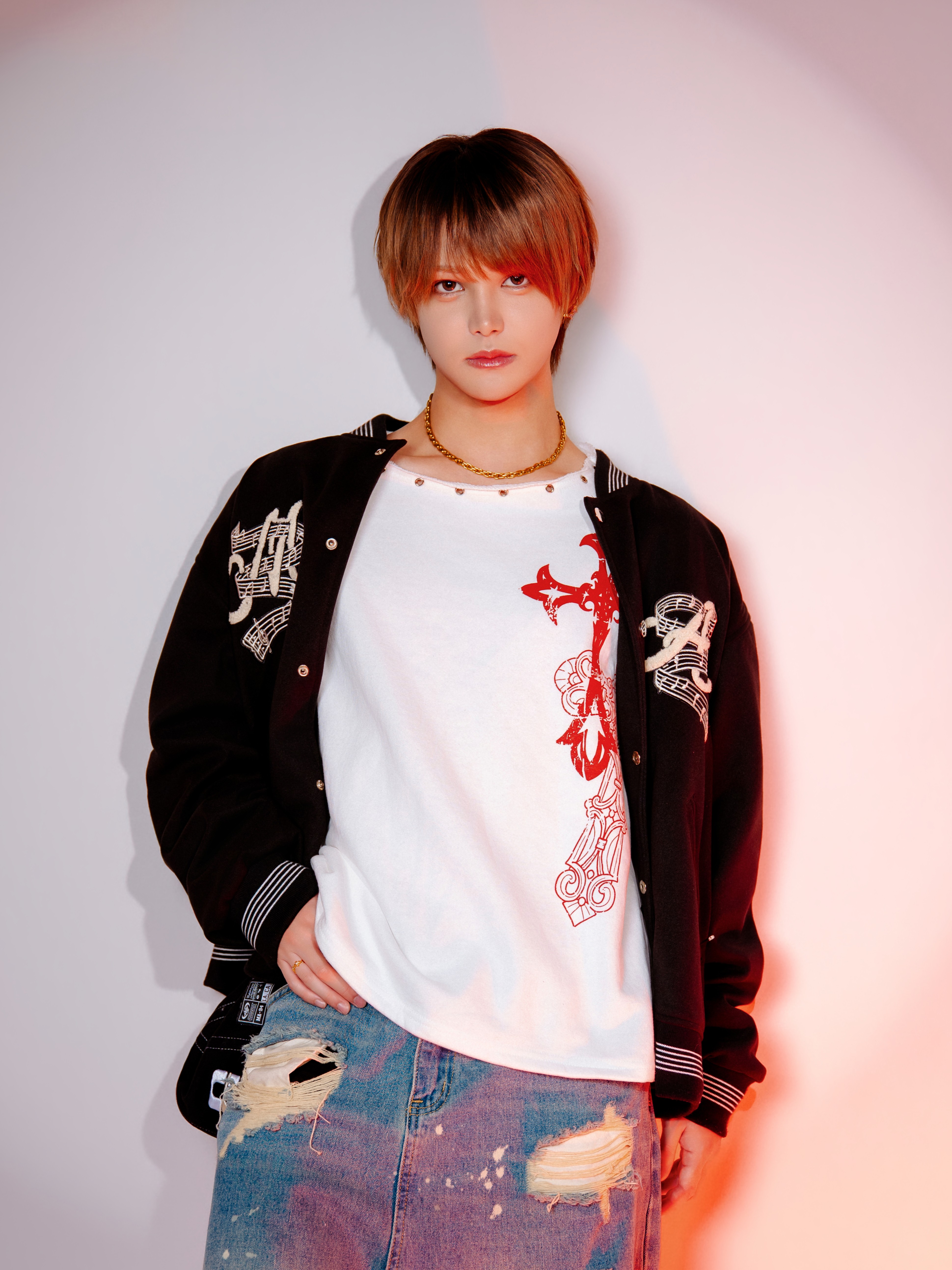 黒い上着と白いTシャツを着た、りうらの公式写真
