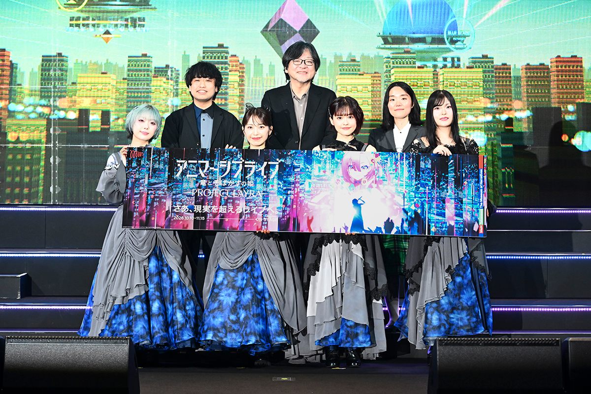 公演名のパネルを持つ出演者と制作陣の集合写真